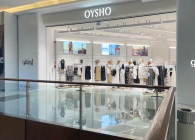 30 March 2023 : Shot of People Shopping at The Dubai Mall in Dubai,UAE